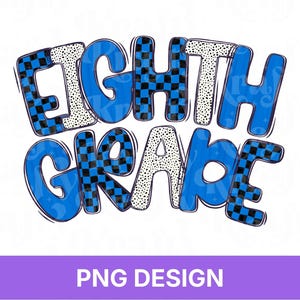 Könnte beinhalten: Ein Grafikdesign mit dem Text EIGHTH GRADE in einer fetten Blasen-Schriftart. Die Buchstaben wechseln zwischen einer einfarbigen blauen Füllung, einem schwarz-blauen Schachbrettmuster und einem weißen Hintergrund mit kleinen schwarzen Sprenkeln.