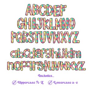 Op de afbeelding: Een kleurrijk alfabet lettertype met hoofdletters en kleine letters. De letters zijn zwart omlijnd en gevuld met een patroon van roze, geel, blauw en groen.