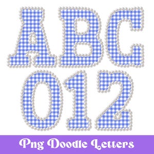 Puede incluir: Letras y números con estampado de cuadros azules y blancos, incluyendo A, B, C, 0, 1 y 2, delineados con pequeñas perlas blancas. El texto "Png Doodle Letters" está en la parte inferior sobre un fondo morado.