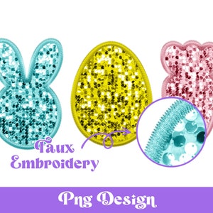 Może przedstawiać: Trzy haftowane ozdoby wielkanocne. Niebieski królik, żółte jajko i różowy królik. Tekst "Faux Embroidery" jest napisany pod ozdobami.