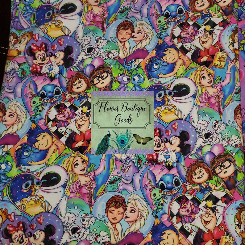 Puede incluir: Una tela colorida con una variedad de personajes de Disney, incluyendo Mickey Mouse, Minnie Mouse, Stitch y Elsa de Frozen. Los personajes est&aacute;n representados en un dise&ntilde;o en forma de coraz&oacute;n con una variedad de colores y patrones.