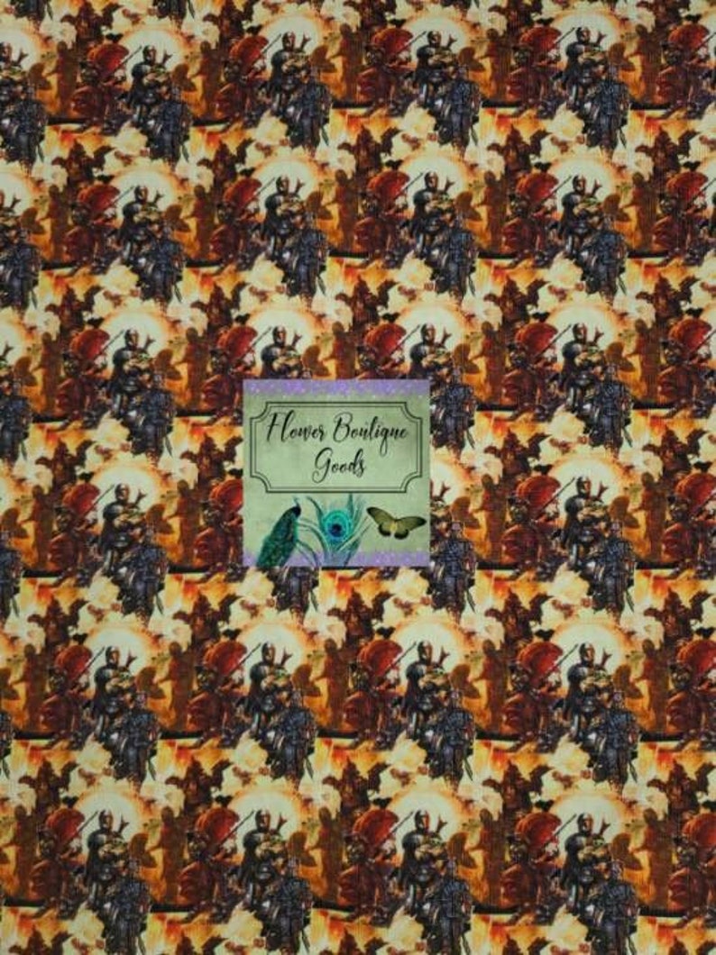 Op de afbeelding: Een herhalend patroon van ridders te paard die door een vurige hemel rijden. De ridders dragen harnassen en dragen zwaarden en schilden. De achtergrond is een mix van oranje, geel en rood.