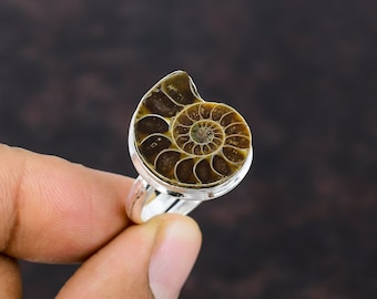 Anello artigianale in fossile di ammonite: gioiello regolabile in argento sterling 925