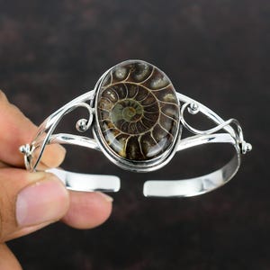 Bracciale rigido con pietra preziosa fossile di ammonite Bracciale rigido in argento sterling 925 Bracciale rigido regolabile Bracciale rigido fatto a mano Regali per lui Gioielli con pietra portafortuna
