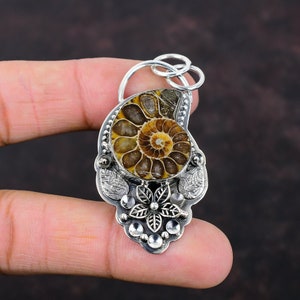 Ciondolo fossile di ammonite, ciondolo in argento sterling 925, splendido gioiello con pietre preziose, ciondolo con pietra curativa fatto a mano, gioiello floreale, regalo per un amico