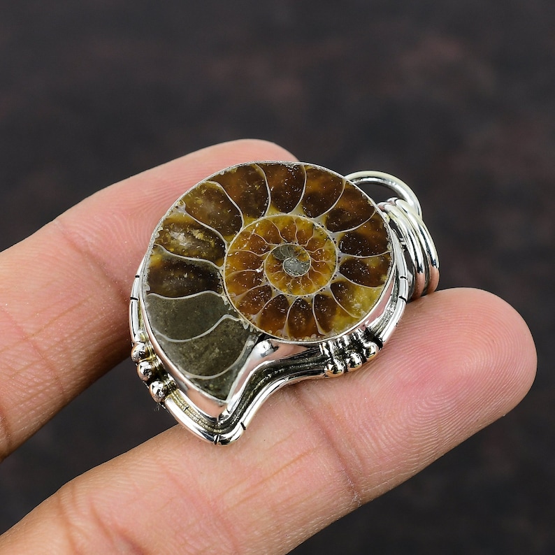 Ciondolo fossile di ammonite Ciondolo in pietra preziosa reale Ciondolo in argento sterling 925 Ammonite fossile Gioielli in argento Ciondolo fatto a mano Regalo per un amico immagine 3