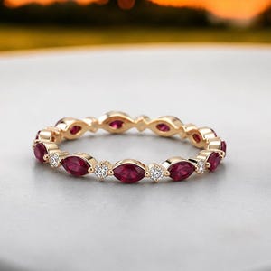 Ehering aus 14-karätigem Gold mit Rubin und Diamanten, Eternity-Ring im Marquise-Schliff, Geburtssteinring für Juli, Jahrestagsgeschenk, Moissanit-Verlobungsring