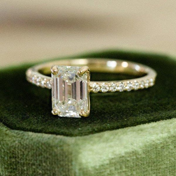 Vintage Art Deco-ring med smaragdslipning i moissanit: Jubileumsring i sterlingsilver