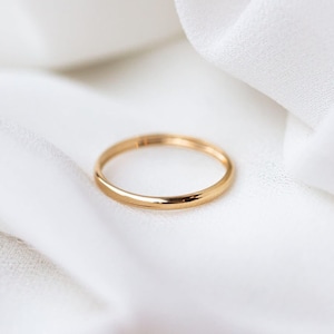 Vigselring i 18k massivt guld: Elegant minimalistisk stapelring