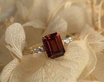 エメラルドカットのラボグロウンルビーの婚約指輪、ダイヤモンドの