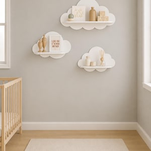 Peut inclure: Trois &eacute;tag&egrave;res murales blanches en forme de nuage fix&eacute;es au mur. L'&eacute;tag&egrave;re sup&eacute;rieure porte une pancarte Twinkle Little Star, une bouteille beige et des blocs en bois. L'&eacute;tag&egrave;re de gauche porte deux fleurons en bois et une pancarte I Love You To The Moon And Back.