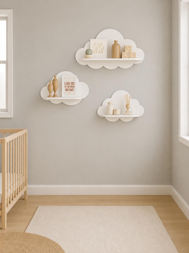 Peut inclure: Trois &eacute;tag&egrave;res murales blanches en forme de nuage fix&eacute;es au mur. L'&eacute;tag&egrave;re sup&eacute;rieure porte une pancarte Twinkle Little Star, une bouteille beige et des blocs en bois. L'&eacute;tag&egrave;re de gauche porte deux fleurons en bois et une pancarte I Love You To The Moon And Back.