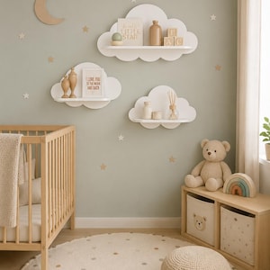 Peut inclure: Trois &eacute;tag&egrave;res murales blanches en forme de nuage fix&eacute;es sur un mur vert sauge. L'&eacute;tag&egrave;re sup&eacute;rieure porte une pancarte Twinkle Little Star, une bouteille et des cubes. L'&eacute;tag&egrave;re centrale contient deux figurines en bois et une pancarte I Love You.