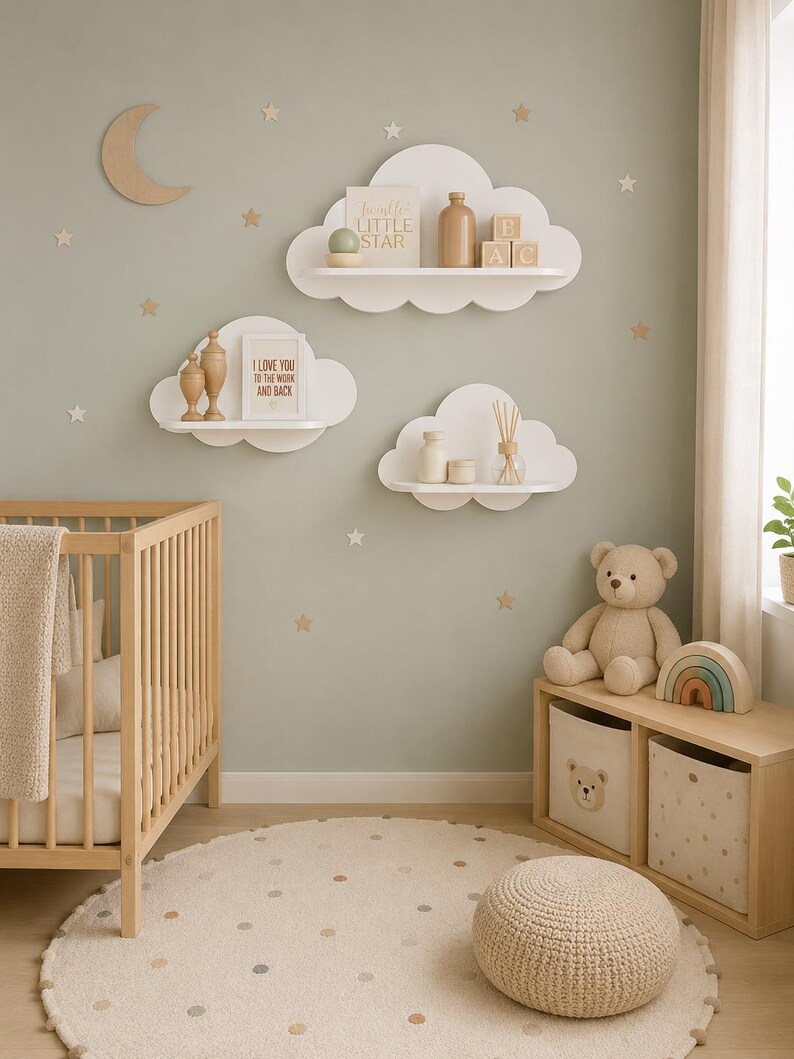 Peut inclure: Trois &eacute;tag&egrave;res murales blanches en forme de nuage fix&eacute;es sur un mur vert sauge. L'&eacute;tag&egrave;re sup&eacute;rieure porte une pancarte Twinkle Little Star, une bouteille et des cubes. L'&eacute;tag&egrave;re centrale contient deux figurines en bois et une pancarte I Love You.