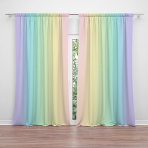 Könnte beinhalten: Ein Paar pastellfarbene Regenbogen-Vorhänge, die an einer silbernen Stange hängen. Die Vorhänge sind in vertikale Streifen aus hellem Lila, Blau, Grün, Gelb und Rosa unterteilt. Sie befinden sich vor einer weißen Wand und einem Fenster.