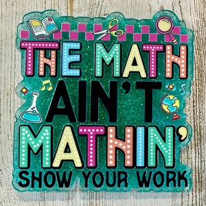 Peut inclure: Panneau rectangulaire vert scintillant avec le texte "THE MATH AIN'T MATHIN' SHOW YOUR WORK". Le panneau a une bordure à carreaux roses et noirs et présente des illustrations d'un livre, de ciseaux, d'une loupe et d'un globe.