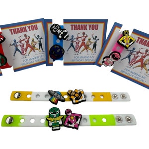 Ninja Party Gastgeschenke, Charms und Armband für Geschenk oder Goodie Bags, 18 cm Armband mit je 2 Charms (Set 6, 12, 18 oder 24)