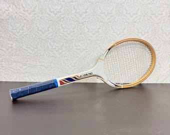 Vintage Junior Pro houten tennisracket, gripmaat 4 3/8 inch, retro houten grafische stijl, decoratief verzamelobject, sportklassieker uit het midden van de vorige eeuw.