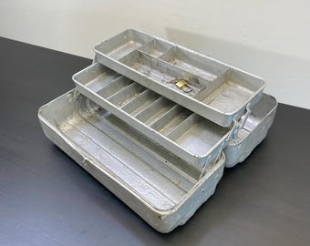 Angelgerätebox, 2-Tier-Cantilever-Organizer, Metallkunst-Versorgungsbox, abschließbare Werkzeugkiste, rustikale Hardware-Aufbewahrung