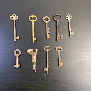 Lot von 9 Sammler Skelett gemusterten Kleiderschrank Schlüssel, Hohlschlüssel, reich verzierte, ausgefallene, Möbel Schlüssel Rüstung, Schrank Schublade Schlüssel, Türschloss.