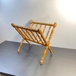 Estante para periódicos de madera de mediados de siglo, años 60