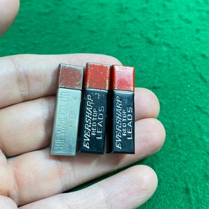 Vintage Ever Sharp pennstift med röd topp, metallbehållare, tillverkad i USA