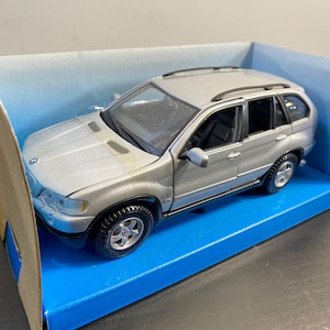 Maisto Special Edition BMW X5 1:24 Scale Die Cast Metal Silver, Vintage Luxury Truck, Rare Classic Car, Antique Style, Office Supplies