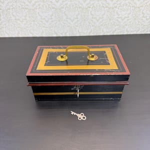 ビンテージのロックボックス、金属製のロックボックス、鍵2個付き、アンティークのロックボックス、マネーキャリーセーフ、ビンテージのピンストライプのディリンジャーキャッシュレジスター引き出し。