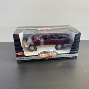 フォード F150 XLT トラック アメリカンマッスル、1:18 スケール、バーガンディ レッド、1997 ダイキャスト 7223、メタリック ピックアップ、コレクターズ エディション (オリジナル ボックス)