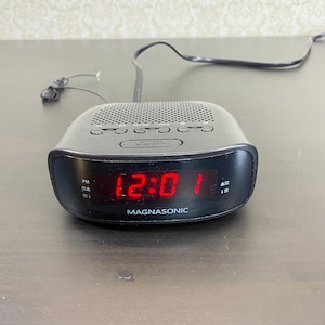Magnasonic Digital AM / FM Radiowecker mit Batterie-Backup, Dual Alarm, Sleep & Snooze-Funktion, Display Dimming Option, rote LED-Anzeige.