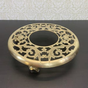 Soporte para plantas de latón vintage con ruedas. Bandeja giratoria para plantas de latón ornamentada. Ruedas. Bandeja para plantas de latón móvil. Base para plantas móvil.