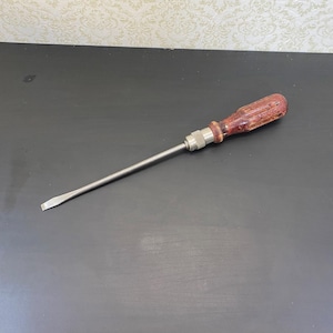Chave de fenda ajustável vintage da Millers Falls Co. - Cabo de madeira - Ferramenta manual antiga de cabeça chata - Item de colecionador dos anos 70