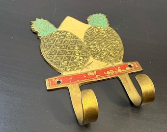 Vintage Pineapple Brass Key Ring Holder 2 Hook Rack Wall Mounted Hanging Sign Entryway Organizer, Hollywood Regency Key Rack.