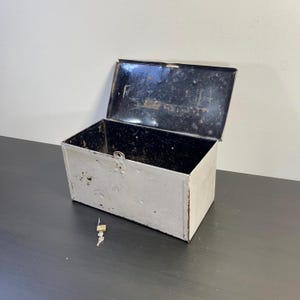 Caixa de ferramentas de metal resistente, caixa de armazenamento de metal branco, caixa de dinheiro com fechadura e 2 chaves, caixa de dinheiro, organizador de documentos, tesouros de segurança.