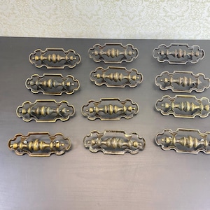 Tirador de latón ornamentado de 14,6 cm (5 3/4") para armario / Juego de tres / Acabado en latón de los años 70 / Herrajes para cajones y puertas / Montaje horizontal o vertical / Fabricado en Canadá