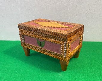 Scatola di legno intagliata a mano con dettagli in metallo, portagioie inciso, organizer per ricordi, scatola da cucito, scrigno del tesoro, raro motivo di intaglio.