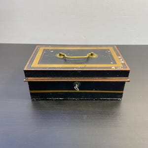 1900年頃のビクトリア朝様式のスチール製キャッシュボックスまたは書類ボックス。スチームパンク風のジュエリーボックス（トールウェア）。レトロな耐火スチール製収納ボックス。アンティークなホームデコレーション収納。