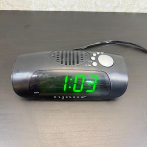 Radio-réveil numérique AM/FM Escape vintage, affichage LED vert, réveil rétro pour table de chevet, audio nostalgique, testé et fonctionnel.