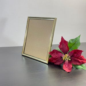Marco de fotos de metal dorado de 5 x 7 pulgadas con patrón decorado, regalo hecho a mano para colgar en la mesa y en la pared, marco de fotos ornamentado, diseño decorado para escritorio.