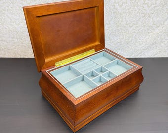 Vintage 1998 Bombay Company Kirschholz, Schmuckkästchen mit blauem Samtfutter, rechteckiges Tablett für Ringe.