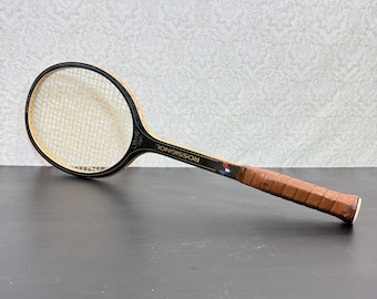 Vintage Rossignol tennisracket, gemaakt in de VS, gripmaat 4 3/8 L, model Seville, houten frame, haanlogo, retro sportartikel, klassiek.