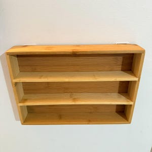 Étagère murale vintage en bois, lot de UNE, décoration d&#39;intérieur faite main, 3 sections, présentoir de bibelots, bibelots, étagère de curiosités miniature.