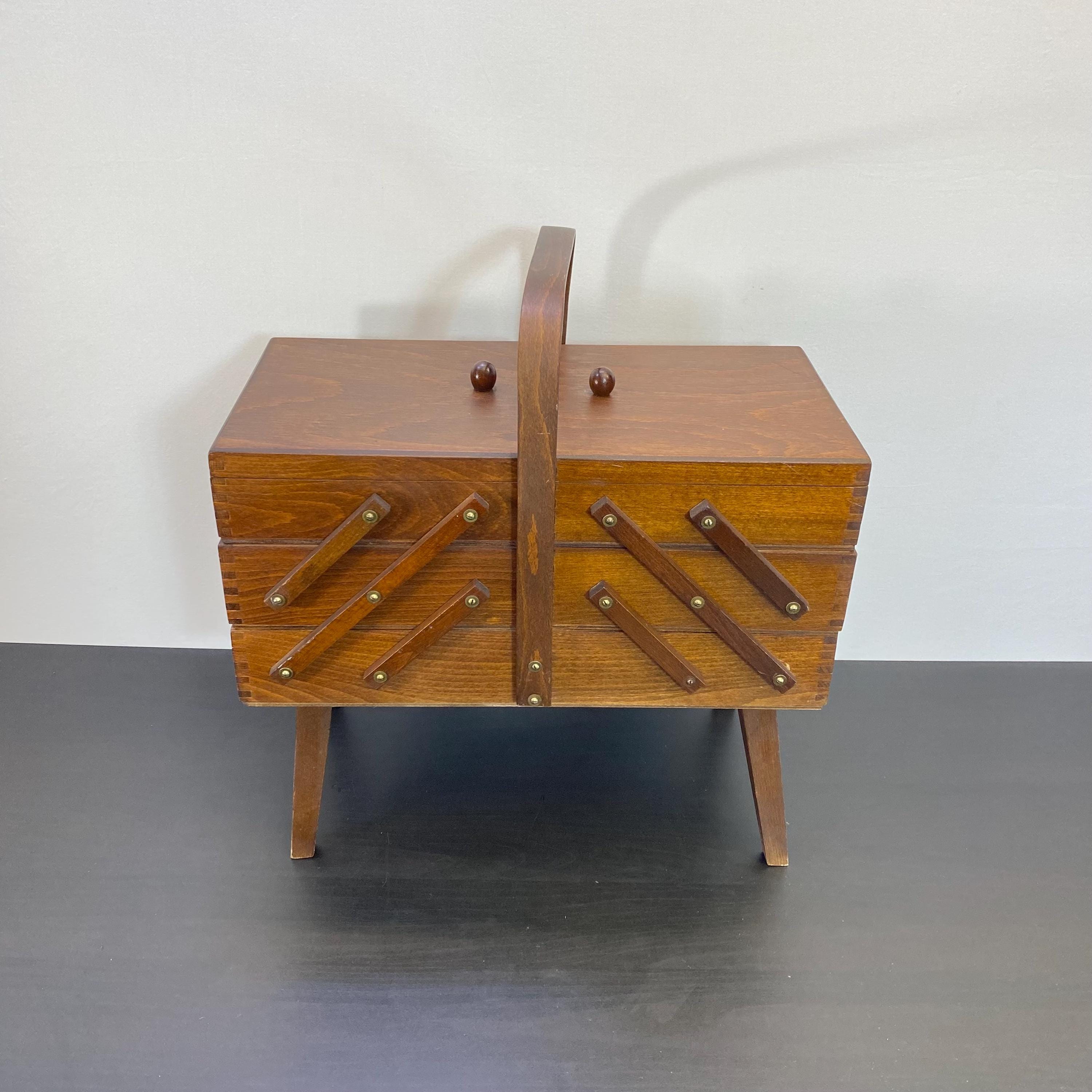 Caja de costura en voladizo rústica vintage, caja de costura de escritorio antigua estilo retro boho, caja de costura en voladizo antigua, caja de costura antigua.