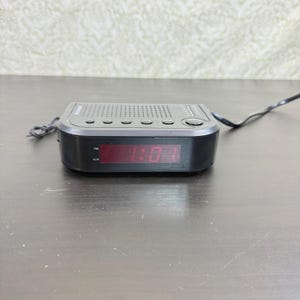 SYLVANIA SCR1388 AM/FM wekkerradio, vintage digitale wekkerradio, rode LED-tijdweergave, snooze-functie, wekfunctie met zoemer.