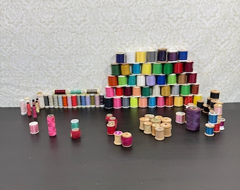 Konvolut Garnspulen aus Holz und Kunststoff, Nähzubehör, Mäntel, 1er-Set, Polyester und Baumwolle, strapazierfähig, Nähbastel-Regenbogen.