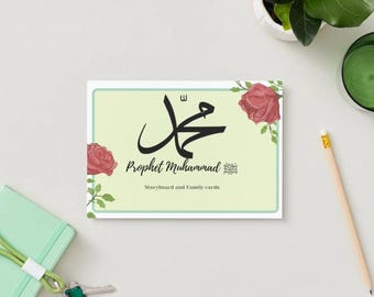 Könnte beinhalten: Eine rechteckige Karte mit hellgrünem Hintergrund zeigt den Namen "Prophet Muhammad" in arabischer Kalligraphie. Die Karte ist mit einem hellgrünen Rand umrahmt und mit roten Rosenillustrationen verziert. Der Text "Storyboard and Family cards" ist ebenfalls vorhanden.