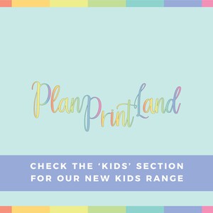 以下が含まれることがあります： 薄い青色の背景に、虹色のロゴ「Plan Print Land」が書かれています。ロゴの下には、「Check the 'Kids' section for our new kids range」というテキストがあります。
