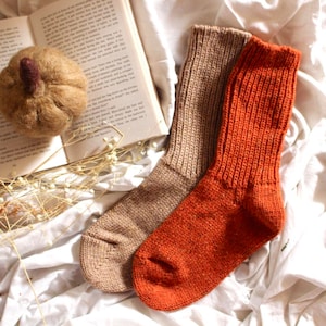 Stickade merinoullsockor: Varma vintervandringsstrumpor