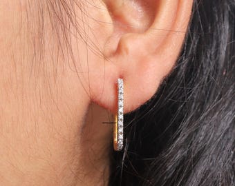 Runda slipade diamantörhängen i labbodlad form, rektangulära huggieörhängen i 14 karat gult guld, diamantörhängen i paveform, minimalistisk brudgåva till henne
