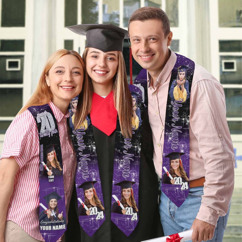 K&ouml;nnte beinhalten: Drei Abschlussb&auml;nder mit einem violetten Hintergrund und silbernem Glitzer. Die B&auml;nder haben ein Foto eines Absolventen und den Text "Your Name" und "Class of 2024".